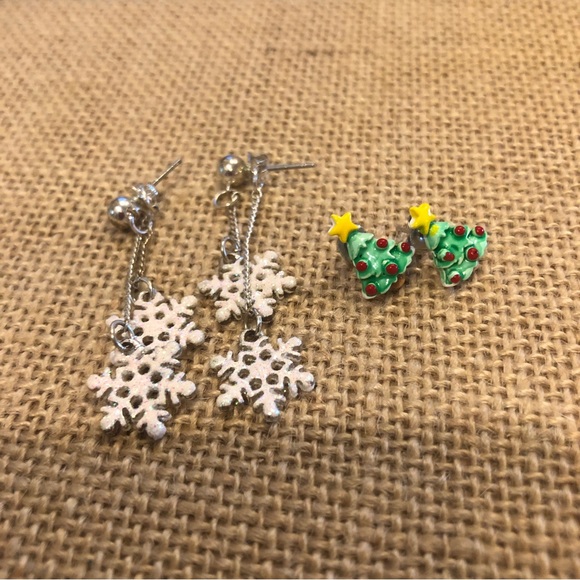 Set of 2 Christmas Earrings- silver tone post, trees & snowflakes - Picture 5 of 12